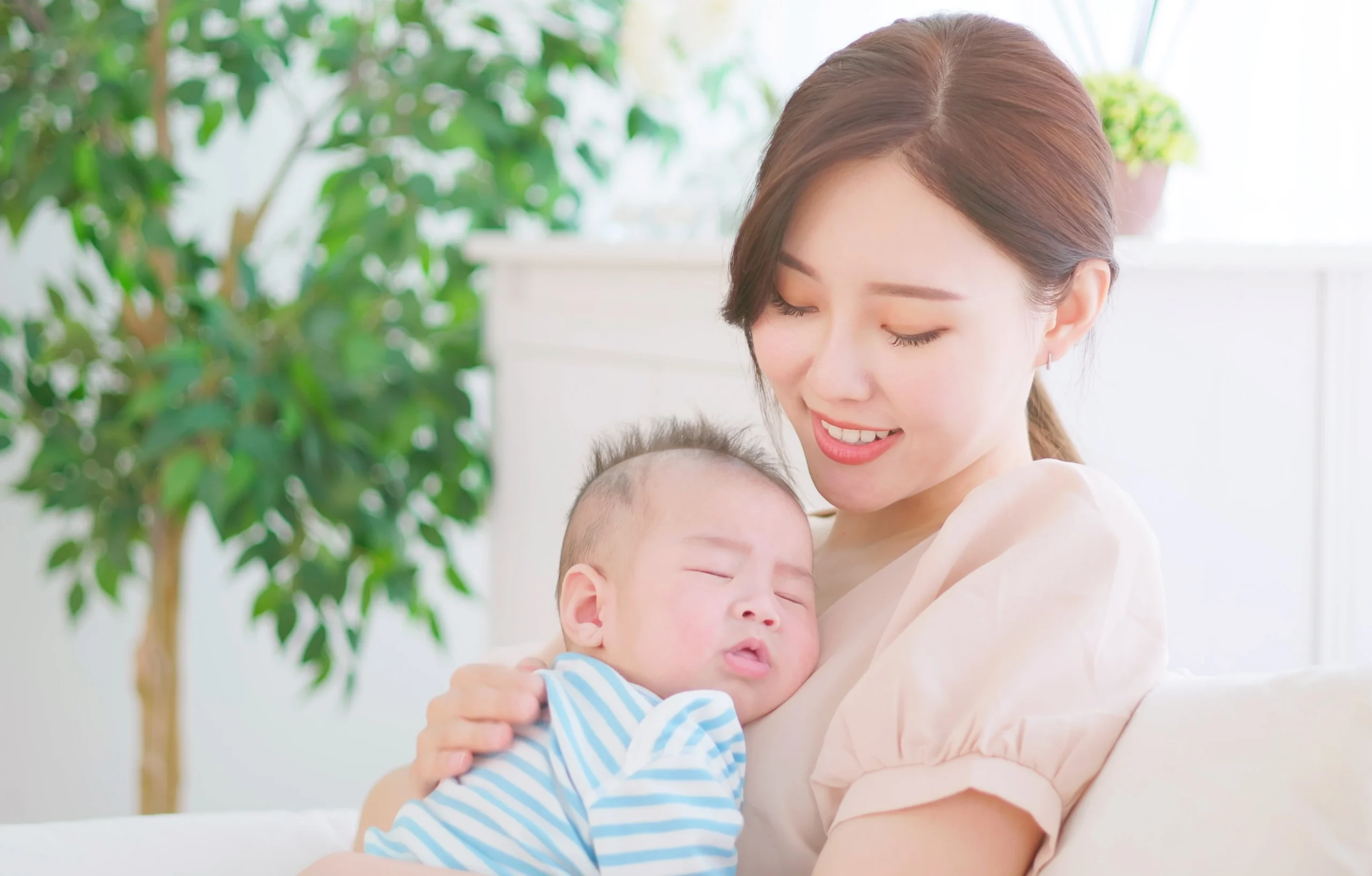 How an Infant Care Maid Helps Maintain Baby Feeding Schedules