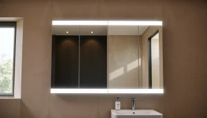 Betrachten Sie den eleganten sonni Spiegelschrank mit modernem LED-Licht in einem stilvollen Bad.